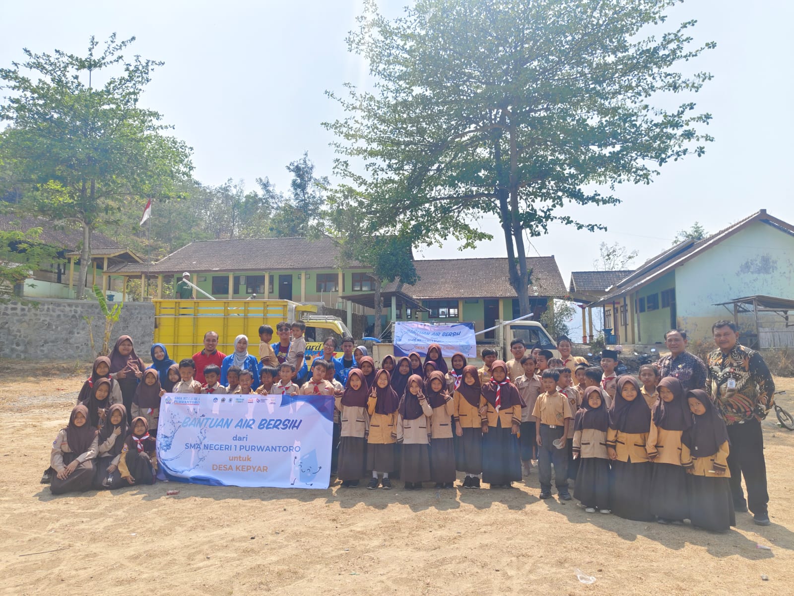 SMAN 1 PURWANTORO KIRIM BANTUAN AIR BERSIH KE DESA KEPYAR DAN SUMBER, WUJUD KEPEDULIAN KEPADA SESAMA